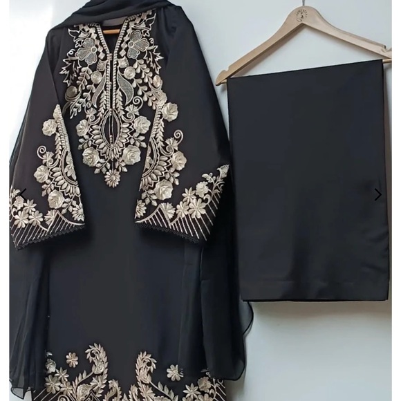 Category: 3Pc, Shirt, Trouser, Chiffon Dupatta
Fabric: Winter Cotton - Picture 3 of 6
